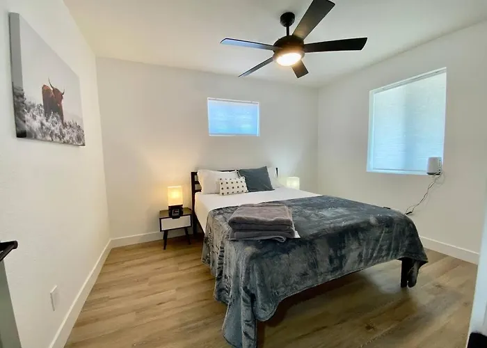 Uniquely Remodeled Historical District Ferienhaus *